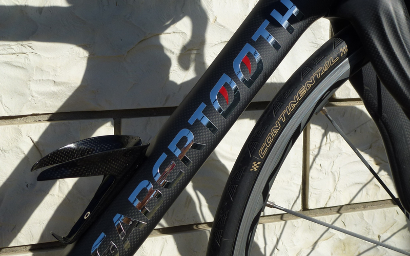 Dettaglio scritta adesiva personalizzata sul telaio di una bici da corsa in carbonio